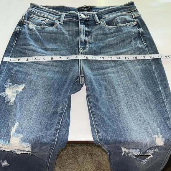 Judy Blue Relaxed Fit Size 7/28 - Picture 5 of 16